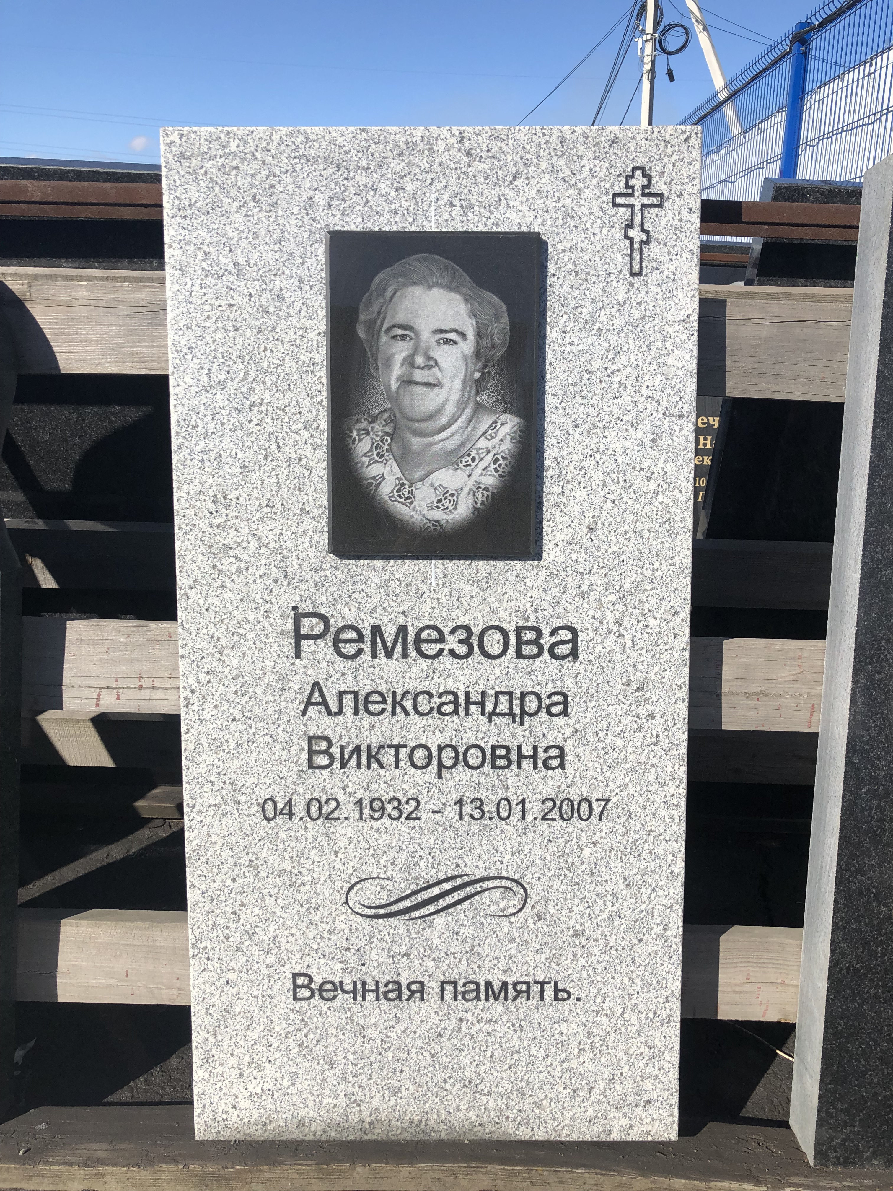 Памятник прямоугольный из светло-серого гранита — фото 6
